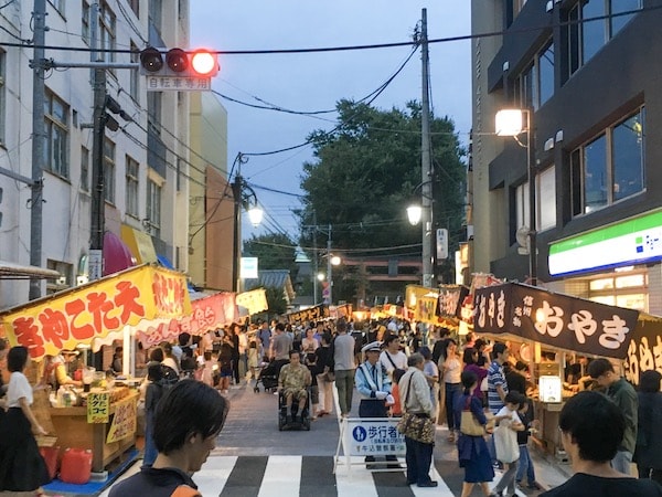 赤城神社お祭り 神楽坂駅すぐ 毎年9月第3週目の土日開催 恒例の屋台も大量出店 神楽坂マチコ