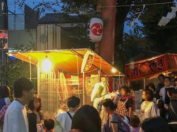 赤城神社お祭り 神楽坂駅すぐ 毎年9月第3週目の土日開催 恒例の屋台も大量出店 神楽坂マチコ