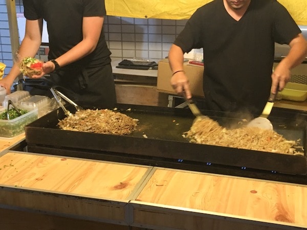 赤城神社お祭り 神楽坂駅すぐ 毎年9月第3週目の土日開催 恒例の屋台も大量出店 神楽坂マチコ