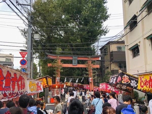 赤城神社お祭り 神楽坂駅すぐ 毎年9月第3週目の土日開催 恒例の屋台も大量出店 神楽坂マチコ