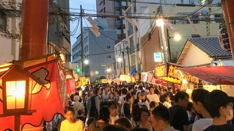 赤城神社お祭り 神楽坂駅すぐ 毎年9月第3週目の土日開催 恒例の屋台も大量出店 神楽坂マチコ